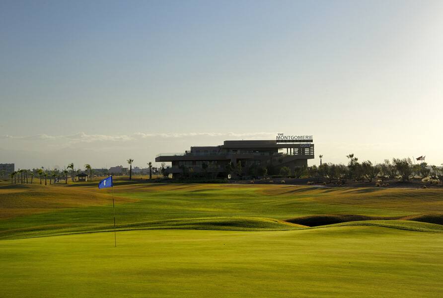 The Montgomerie Marrakech : green au drapeau, club-house The Montgomerie