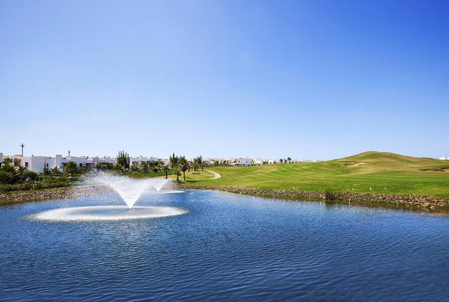 The Montgomerie Rabat : lac à jet d'eau et fairway