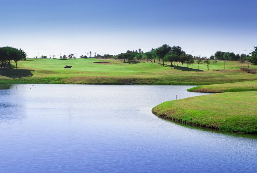 The Tony Jacklin Casablanca : lac sinueux bordé de fairways