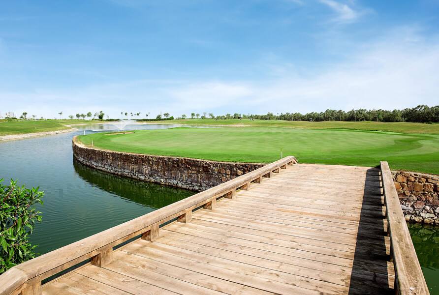 The Tony Jacklin Casablanca : passerelle en bois vers un green
