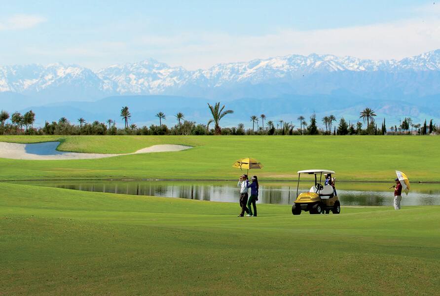 The Tony Jacklin Marrakech : fairway, lac, voiturette, Atlas enneigé
