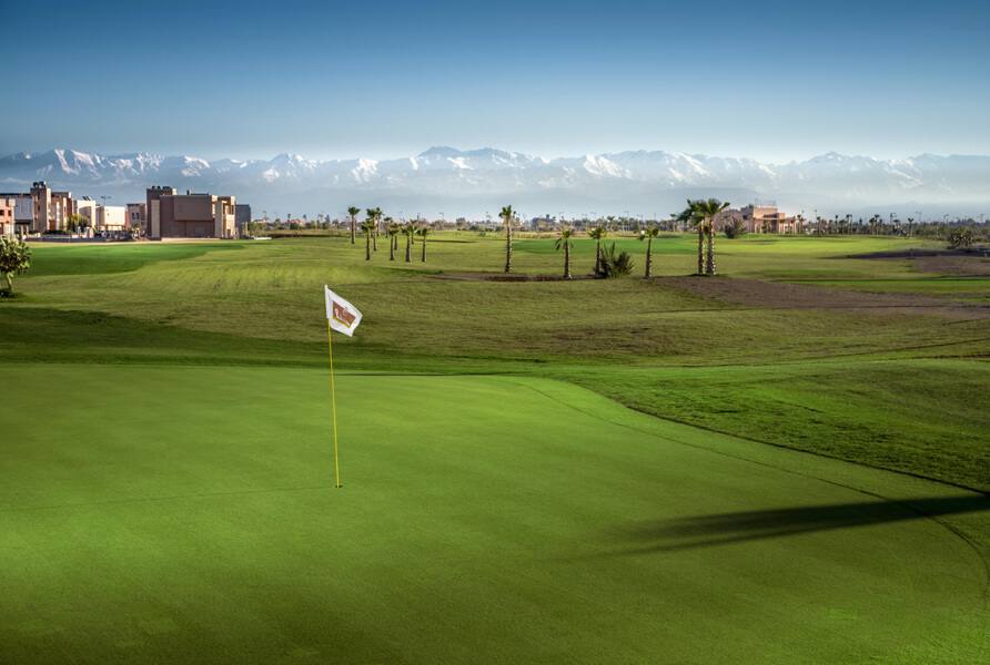 The Tony Jacklin Marrakech : green au drapeau, palmiers, Atlas enneigé